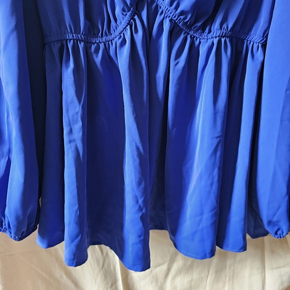 Beautiful womens royal blue v-neck blouse/top - Picture 4 of 7